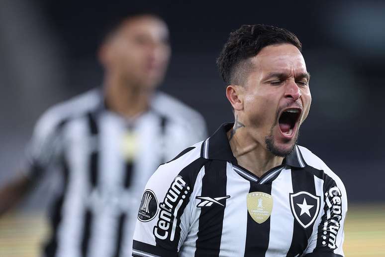 Artur comemorando o gol do Botafogo no jogo de ida contra a LDU 
