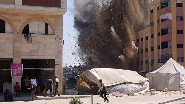 The Palestinians leave the city of Gaza after Israel said the offensive began
