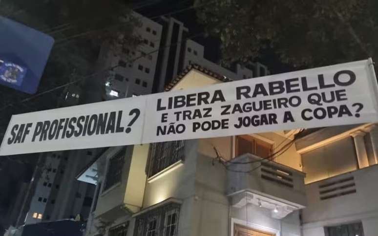 Outra faixa lembra que Rabello deixou o clube &ndash;