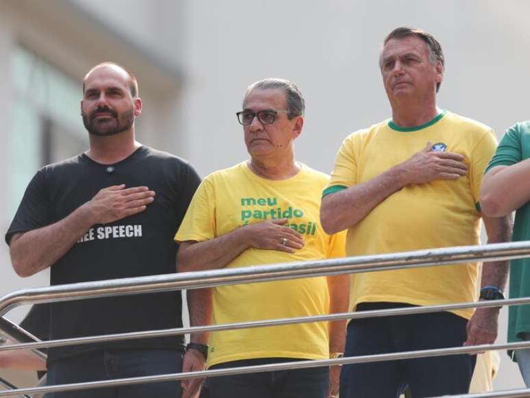 O deputado federal Eduardo Bolsonaro, radicado nos Estados Unidos, o ex-presidente Jair Bolsonaro e o pastor Silas Malafaia em ato na Avenida Paulista no 7 de Setembro de 2024