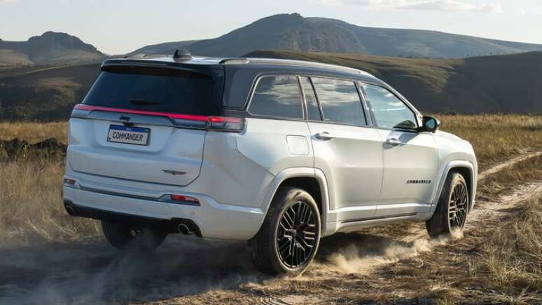 Lanternas do Jeep Commander 2026 agora s&atilde;o unidas por barra de LED na parte superior