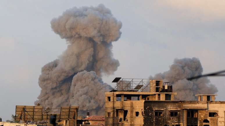 Coluna de fumaça após um ataque israelense na Cidade de Gaza nesta quinta-feira, em 21 de agosto de 2025.