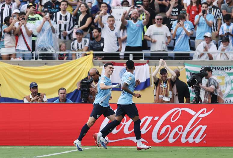 Savinho comemorando um gol pelo Manchester City 