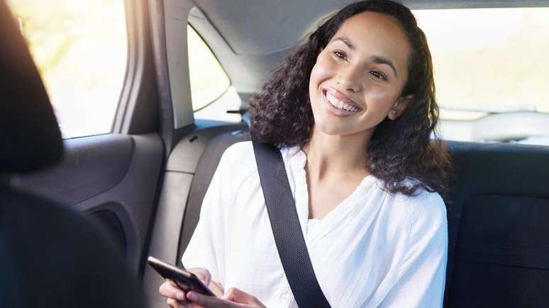 No Agosto Lilás, a 99 alia cartilha, IAs e transporte seguro pela Cabine Lilás para combater a violência de gênero contra as mulheres