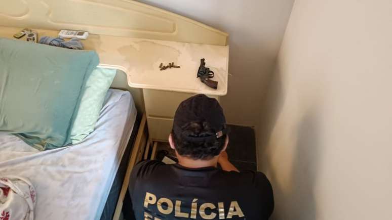 Policiais encontraram um rev&oacute;lver com seis muni&ccedil;&otilde;es na casa de um dos investigados