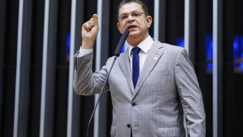 Sóstenes Cavalcante, líder do PL na Câmara, é o principal aliado de Silas Malafaia na Casa