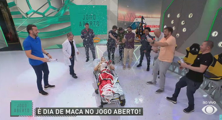 Renata Fan deixa o programa Jogo Aberto de maca