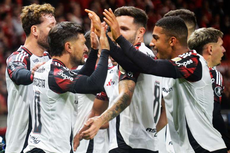 Jogadores do Flamengo comemoram gol contra o Internacional