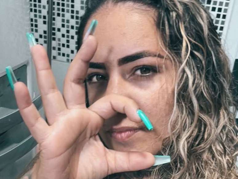 O gesto de Diaba Loira com as mãos não é inocente: os dedos esticados indicam “tudo três”, ou seja, Terceiro Comando Puro.