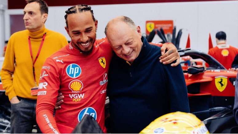 Lewis Hamilton ao lado de Frédéric Vasseur em sua primeira temporada com a Ferrari