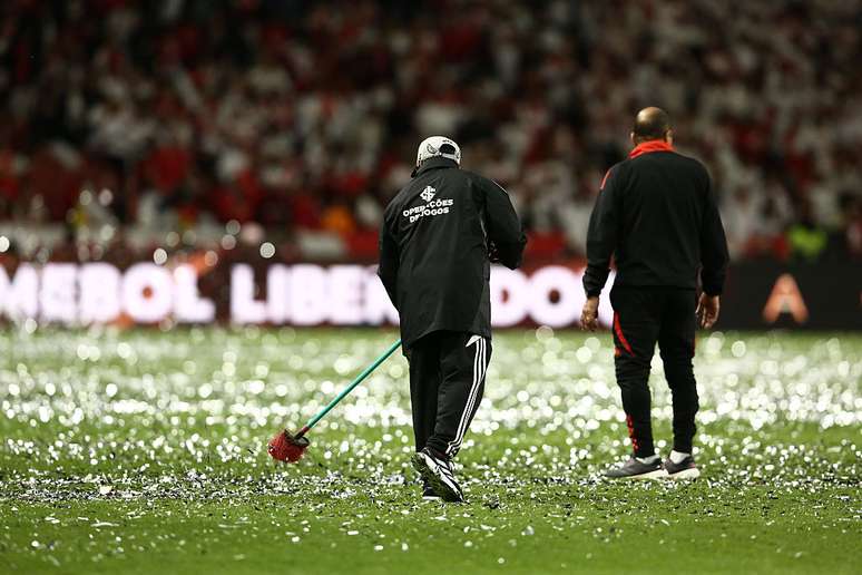 Chuva de papel picado provocou atraso na partida entre Inter e Flamengo, pela Libertadores