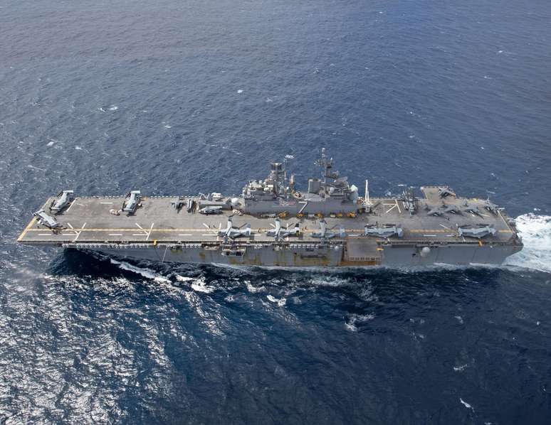 USS IWO JIMA, da Marinha dos EUA, em atividade no mar