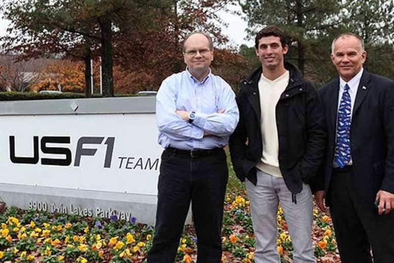 Ken Anderson e Peter Windsor em frente &agrave; sede da USF1 Team