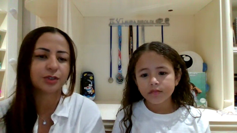 Laura Batista, de 9 anos, durante participação ao lado da mãe Geanne no Terra Agora