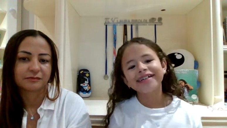 Laura Batista, de 9 anos, durante participação ao lado da mãe Geanne no Terra Agora