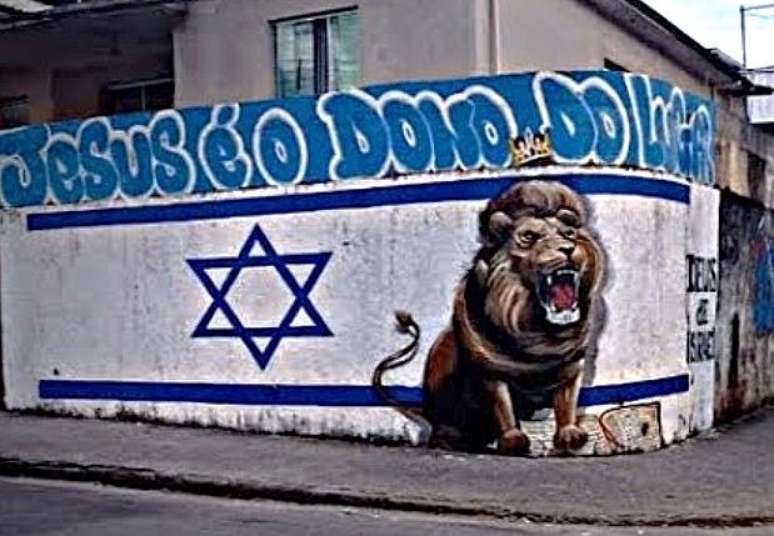 Em áreas comandadas pelo Terceiro Comando Puro são comuns a estrela de Davi, o leão e outras referências religiosas.