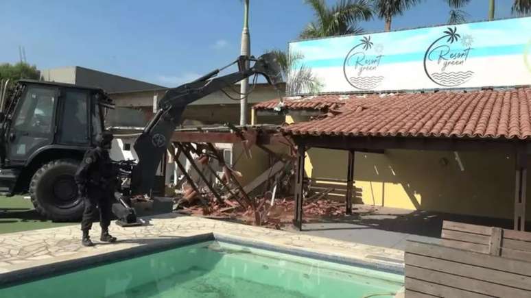 Resort de Peixão em Parada de Lucas foi destruído pela polícia em março, mas criminoso ainda segue foragido.