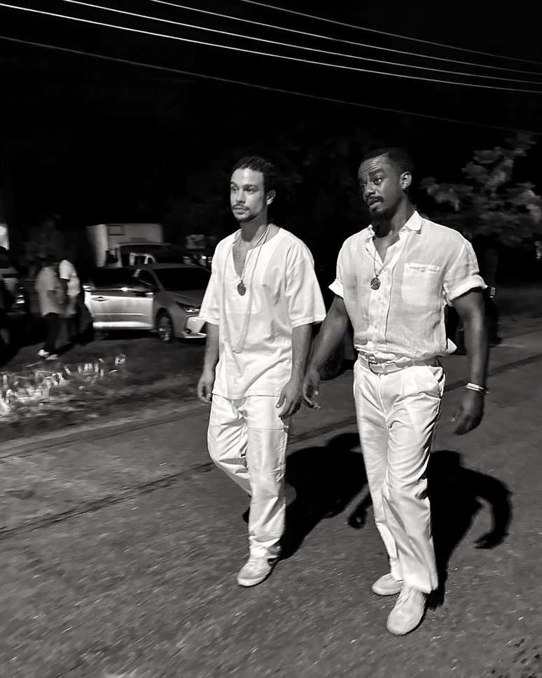 Veneno (Raphael Logam) e Noivo (S&eacute;rgio Malheiros) protagonizam Capoeiras, com estreia em 29 de agosto no Disney+.