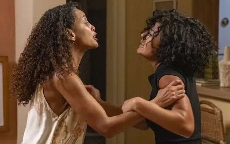O embate entre Raquel (Ta&iacute;s Ara&uacute;jo) e a filha Maria de F&aacute;tima (Bella Campos) empolga as redes sociais