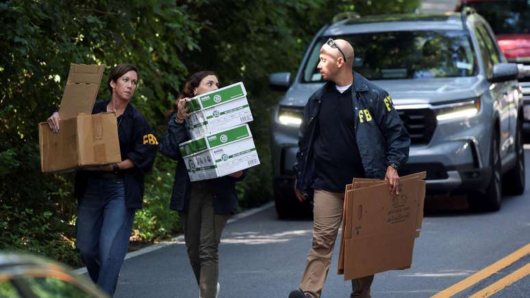 Agentes do FBI na opera&ccedil;&atilde;o realizada nesta sexta na casa de John Bolton