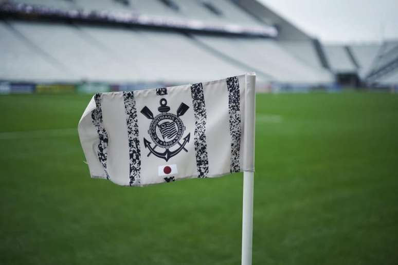 Escudo do Corinthians na bandeirinha de escanteio