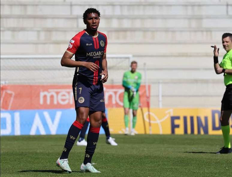 Volante em sua experi&ecirc;ncia por empr&eacute;stimo no futebol portugu&ecirc;s &ndash;