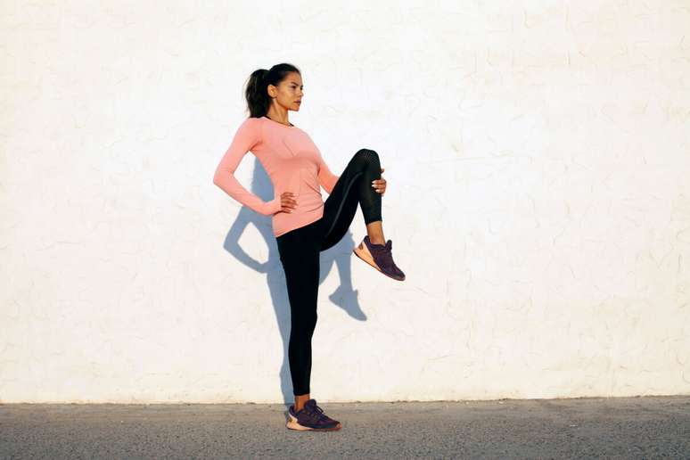 A mobilidade de quadril deve ser feita com uma das pernas elevadas e desenhando movimentos circulares no ar 