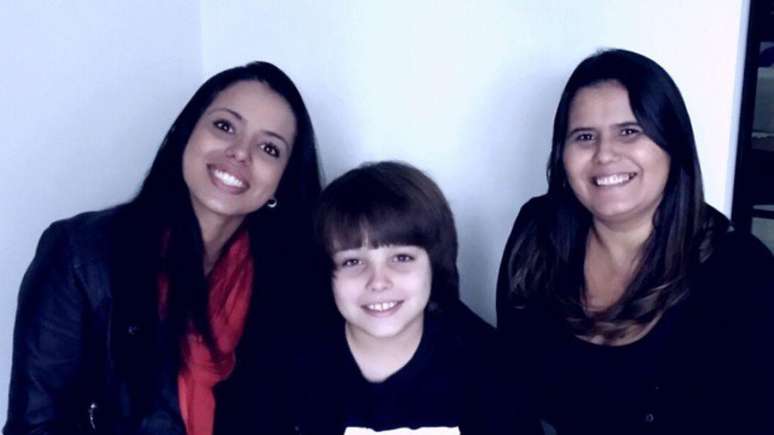 Stephany com o filho, Jo&atilde;o, hoje com 18 anos, e com a m&atilde;e dela, Nil