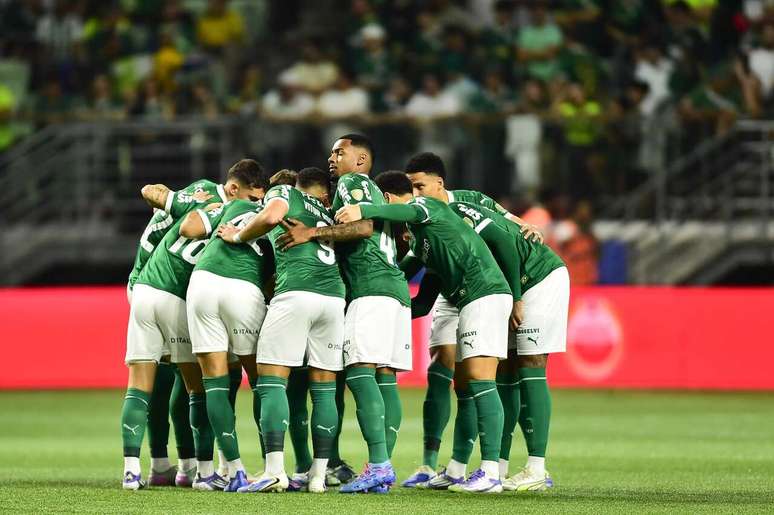Jogadores do Palmeiras fazem a corrente antes do in&iacute;cio do jogo com o Universitario. No fim,0 a 0.