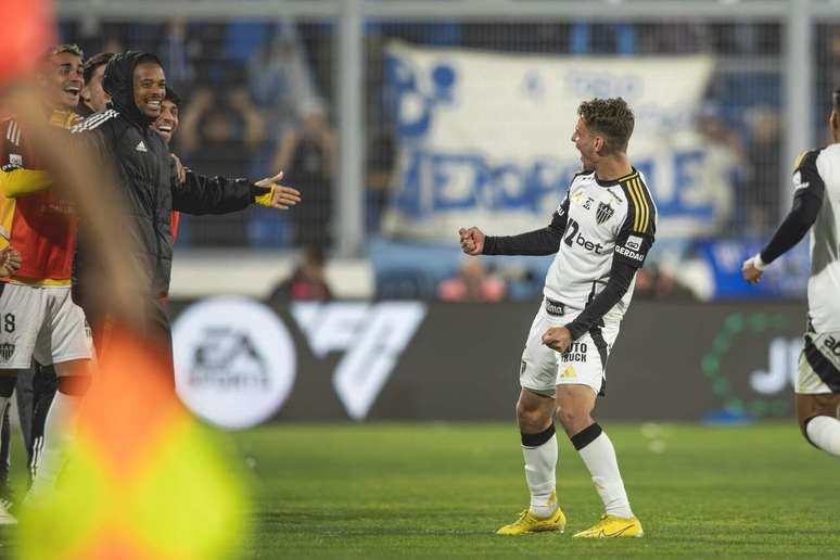 Natanael comemora gol com seus companheiros &ndash;