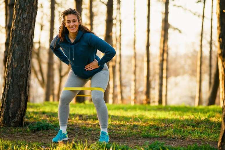 A passada lateral com mini band deve ser feita flexionando levemente os joelhos 