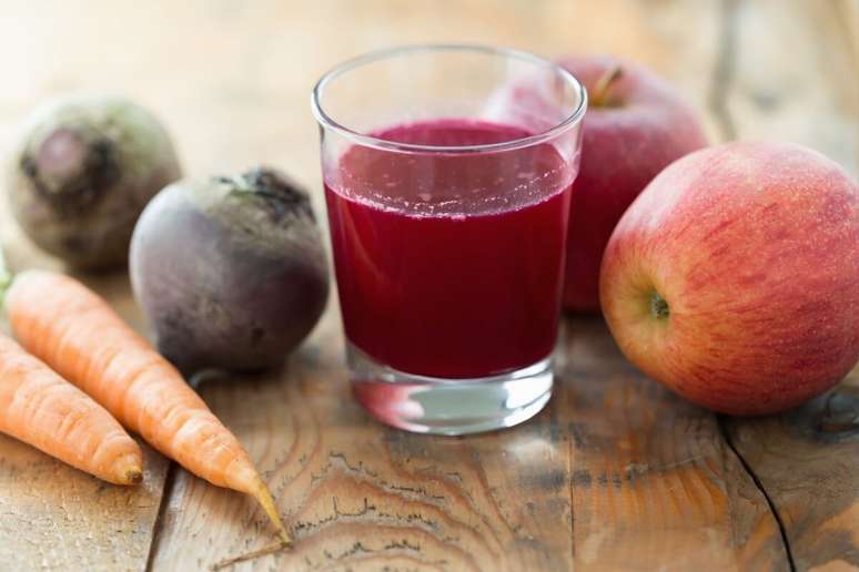 Suco funcional de beterraba com ma&ccedil;&atilde; e cenoura 