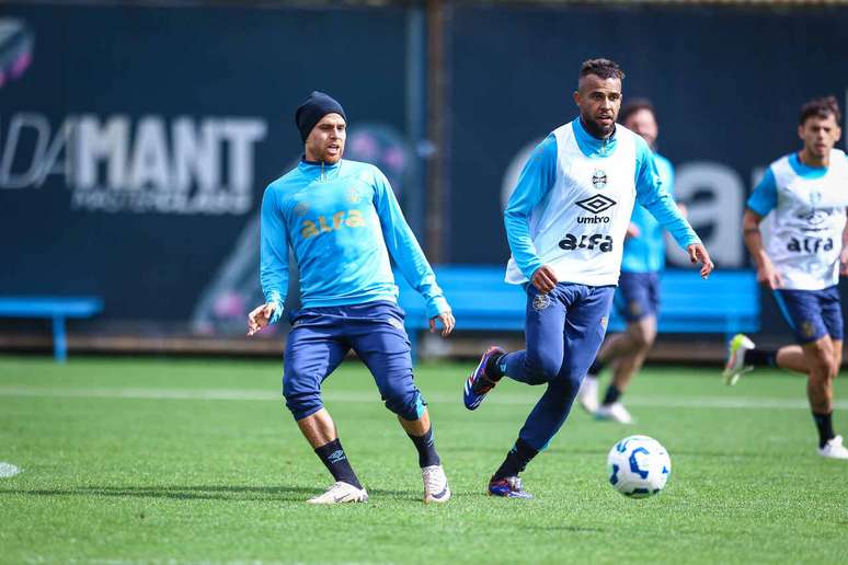 Cu&eacute;llar (esquerda) e Alex Santana (direita) provavelmente formar&atilde;o a dupla de volantes titular do Gr&ecirc;mio contra o Cear&aacute; &ndash;