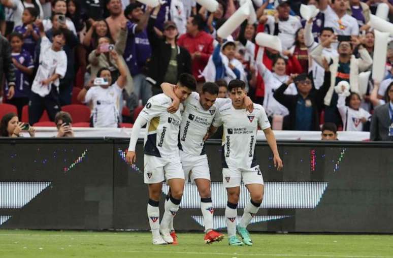 LDU, com gols de Com gols de Villamil e Azulgaray, LDU vence e elimina o Botafogo da Libertadores.