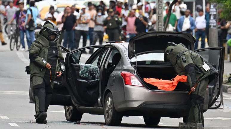 A pol&iacute;cia de Cali procurou explosivos em outros ve&iacute;culos
