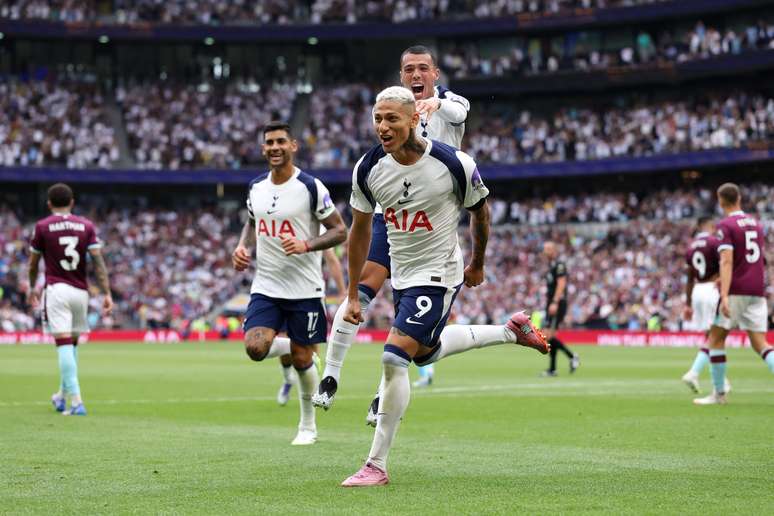 Richarlison comemorando um de seus gols na vit&oacute;ria do Tottenham sobre o Burnley 