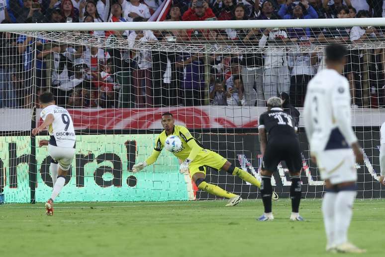 Alzugaray batendo o p&ecirc;nalti 