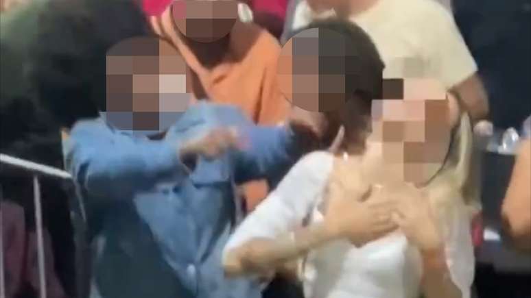 Vídeo que viralizou nas redes mostra mulher branca sendo hostilizada em roda de samba