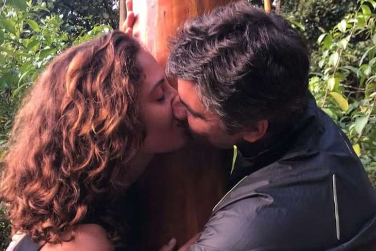 Camila Pitanga e Patrick postam fotos em clima de romance nas redes sociais