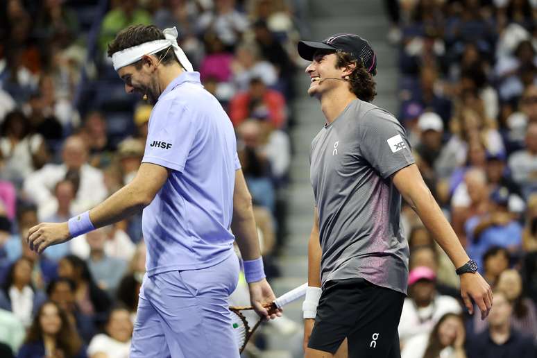 João Fonseca (dir.) e Juan Martín Del Potro (esq.) reagem durante a partida de exibição "Stars of the Open" antes do US Open de 2025, no USTA Billie Jean King National Tennis Center, em 21 de agosto de 2025, no bairro do Queens, em Nova York.