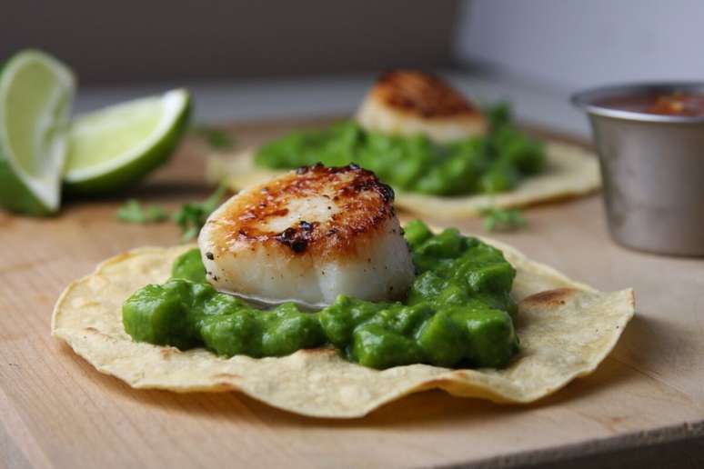 Taco de vieira com molho de ervilha 