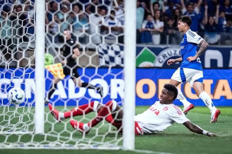Matheus Pereira and Kaio Jorge (photo) Mark Cruzeiro Vince Internacional 2-1 Matheus Pereira and Kaio Jorge (photo) Mark Cruzeiro Vince Internacional 2-1