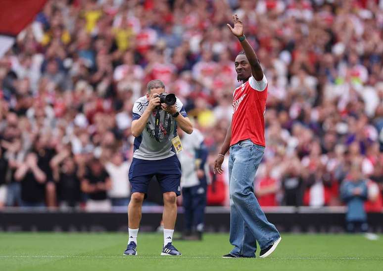 Arsenal apresenta Eze &agrave; torcida no Emirates Stadium &ndash; Justin Setterfield/Getty Images