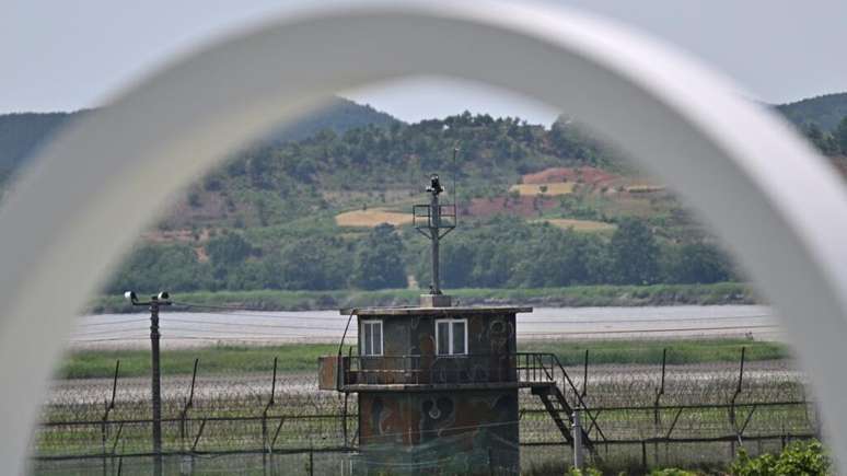 Uma torre de vigilância sul-coreana é visível na fronteira com a Coreia do Norte, separada pelo rio Imjin, em Paju, ao norte de Seul, em 5 de junho de 2025.