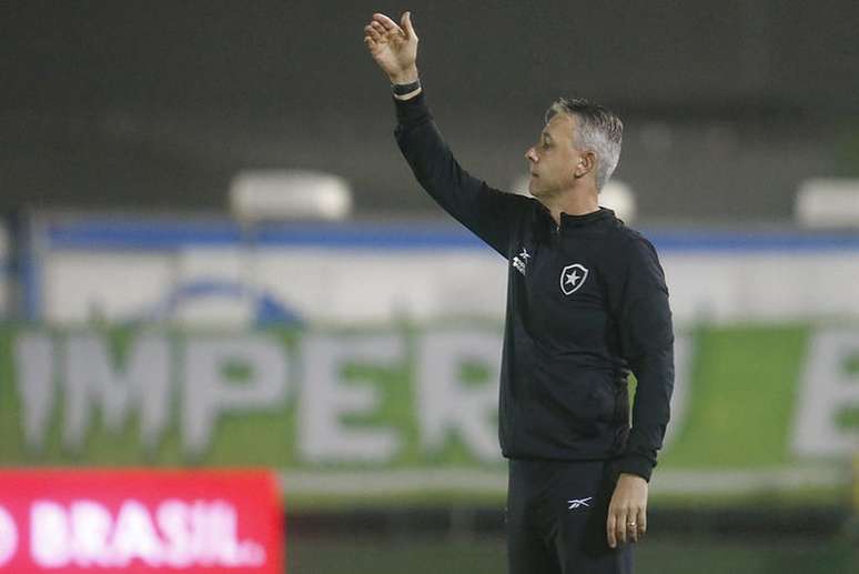 Tiago Nunes em a&ccedil;&atilde;o pelo Botafogo &ndash;