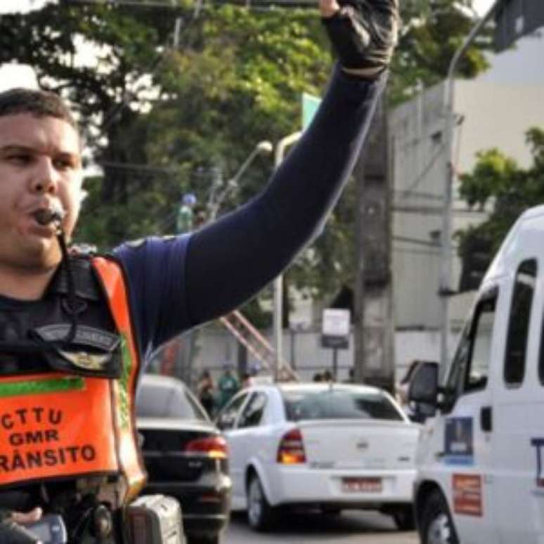 Agente da CTTU orientando trânsito do Recife.