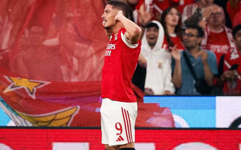 Ivanovic interage com a torcida ao abrir o caminho para o triunfo do Benfica &ndash;