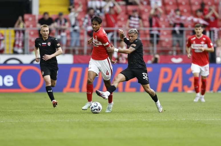 Defensor de 25 anos est&aacute; no clube do Leste Europeu desde 2023 &ndash;