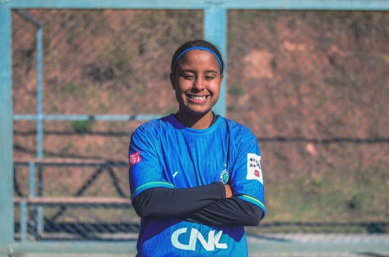 Jogadora Keila de Sales Pinheiro tem bom chute, empenho e foco. Taça das Favelas chamou a atenção para o seu futebol.