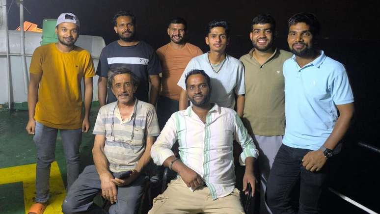 Tripula&ccedil;&atilde;o que estava a bordo do navio Stratos conseguiu fazer o navio voltar a flutuar, ap&oacute;s meses presa no mar